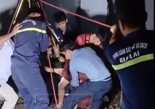 Đưa người bị nạn lên khỏi giếng nước. Ảnh: ĐVCC