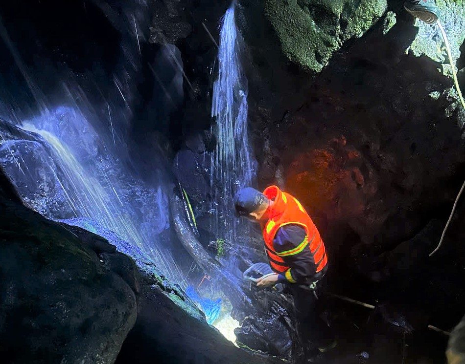The Fire and Rescue Police force of Lam Dong Police is making efforts to search for victims who fell from Phu Xuan waterfall. Photo: Hai Duong