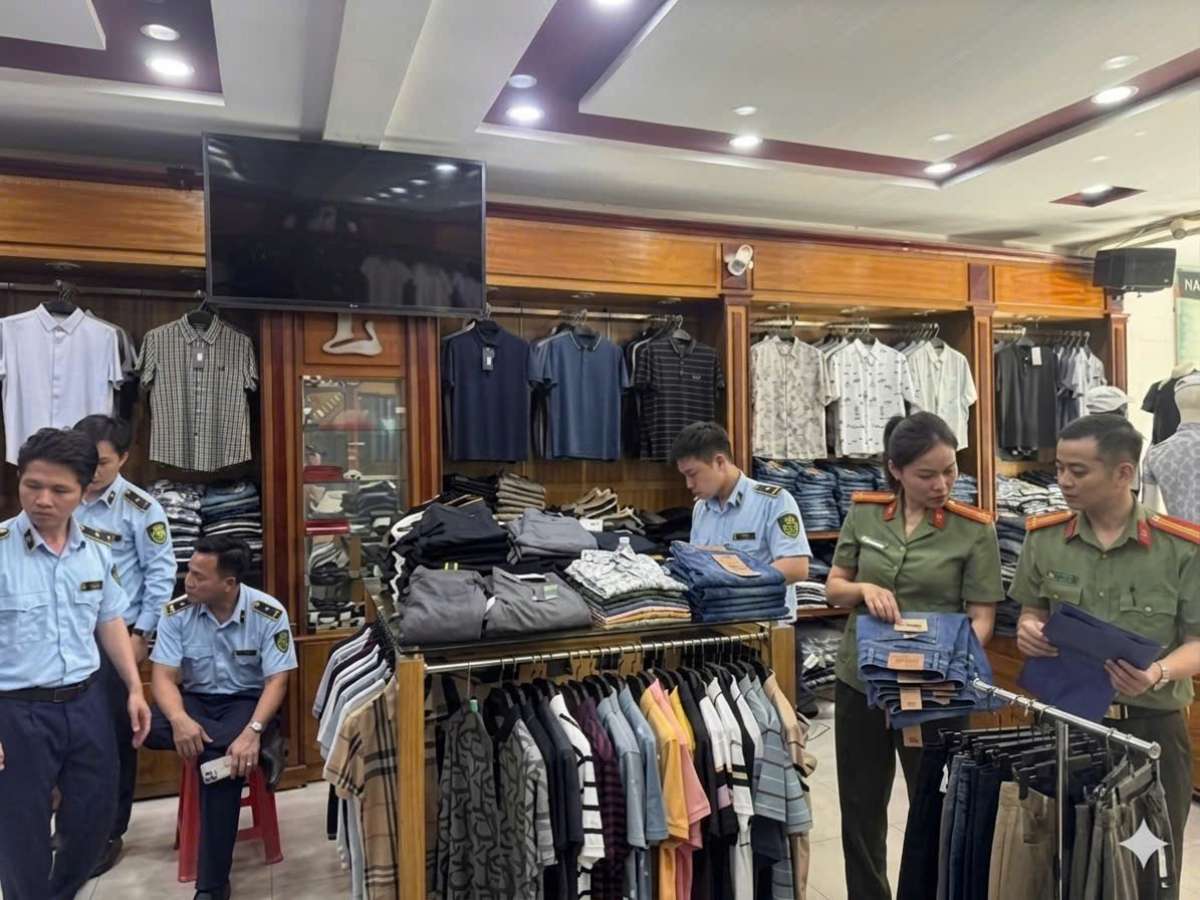 Functional forces inspect T.K fashion store in Nam Dinh ward, Ninh Binh province. Photo: Ninh Binh Police