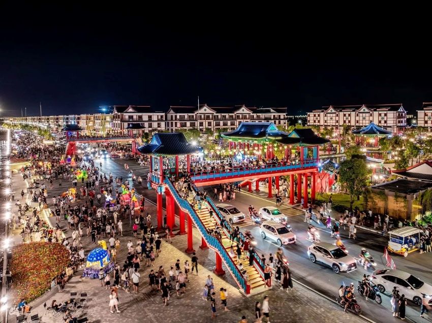 Biển người từ Hải Phòng và các tỉnh, thành lân cận đổ về đảo Vũ Yên để hòa mình vào các sự kiện, lễ hội