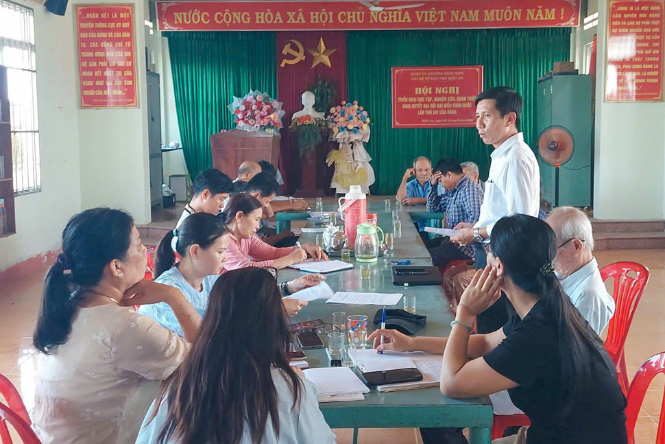 Binh Dinh Ward People's Committee (Gia Lai) dialogues with households to clarify questions about the level of support for crop damage after storm No. 13. Photo: Hoai Phuong