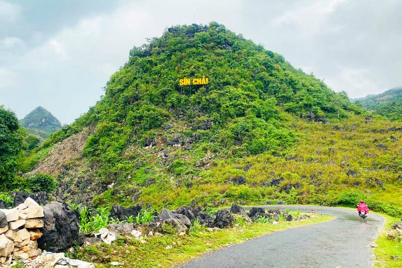 Explore the beauty of the "stone land" of cat ears and the Shan Tuyet tea complex in the highlands of Sin Chai, Dien Bien province on the Northwest tourist route. Photo: Truong Son