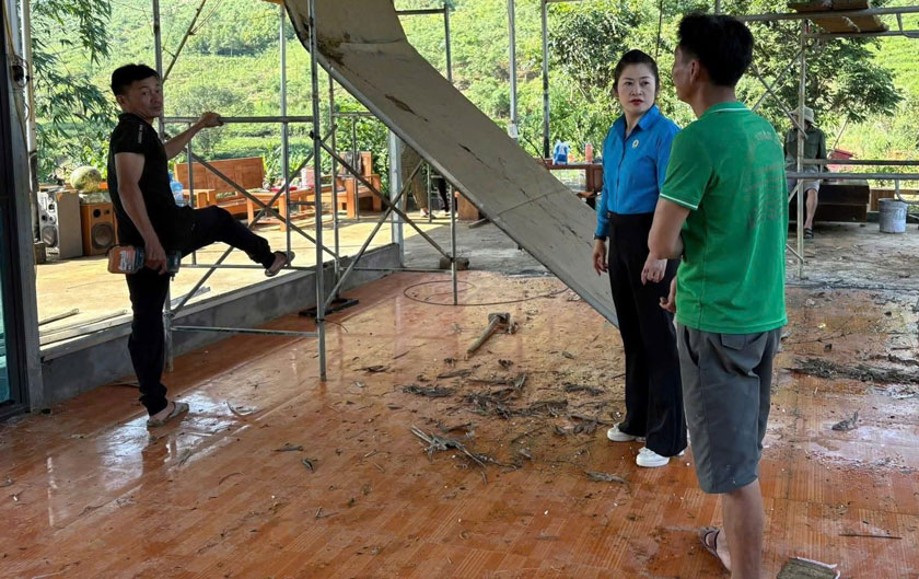Công đoàn Nghĩa Lộ nắm bắt tình hình đoàn viên thiệt hại do thiên tai. Ảnh: An Vi