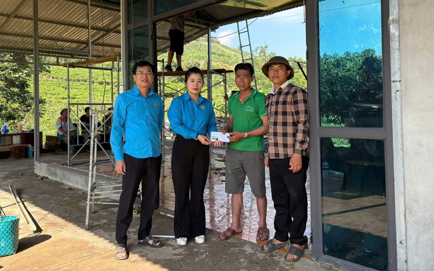 Trade union shares with union members affected by natural disasters. Photo: An Vi
