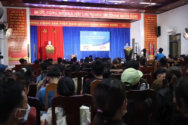 Bảo hiểm xã hội cơ sở Điện Bàn giải đáp các thắc mắc của người lao động liên quan đến chính sách an sinh, tuyên truyền về Luật Bảo hiểm xã hội, Bảo hiểm y tế và Bảo hiểm thất nghiệp. Ảnh: Nguyễn Linh