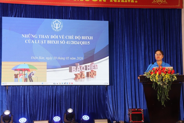 Da Nang City Labor Federation organizes the Trade Union Member Development Day event and answers insurance policies for workers. Photo: Nguyen Linh