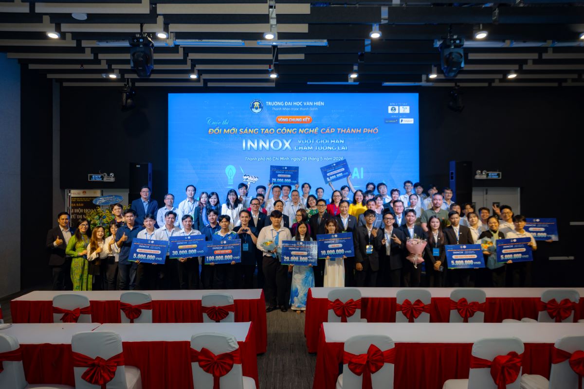 審査委員会と競技チームは、「INNOX 2026:限界を超え、未来に触れる」コンテストの決勝ラウンドで記念写真を撮影しました.