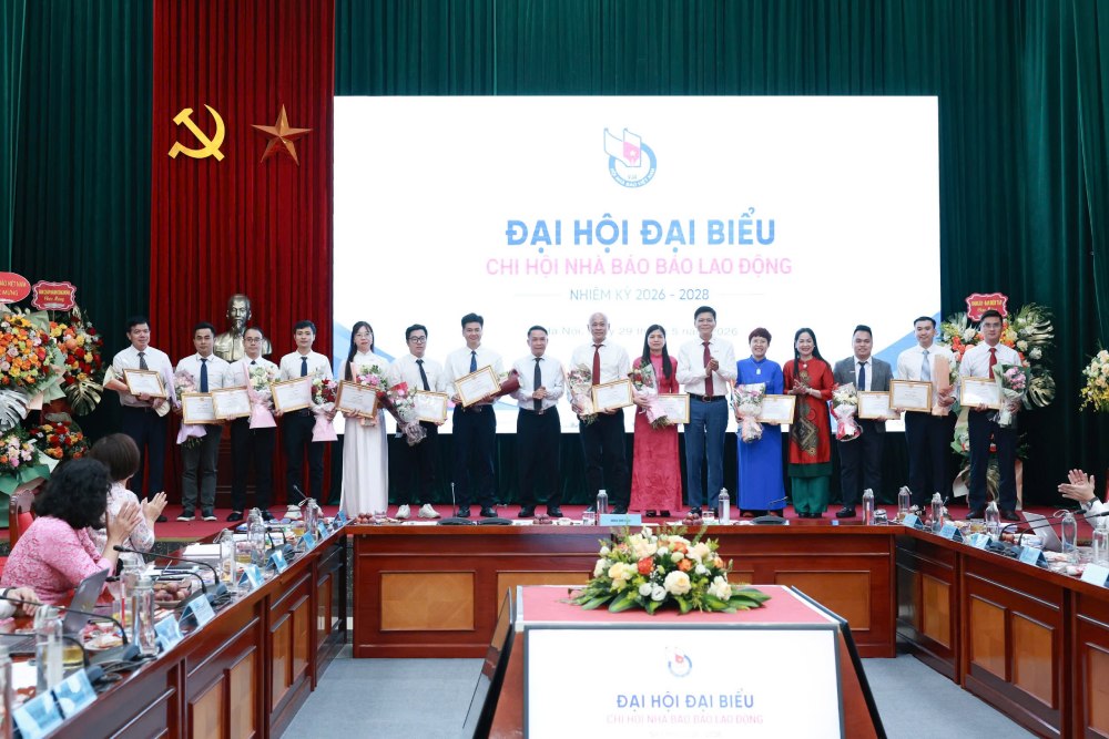 Các cá nhân đạt thành tích tốt trong hoạt động nghiệp vụ và công các Chi hội nhà báo nhiệm kỳ 2023-2025 được tặng giấy khen của Ban Chấp hành Đảng bộ Báo Lao Động.Ảnh: Hải Nguyễn