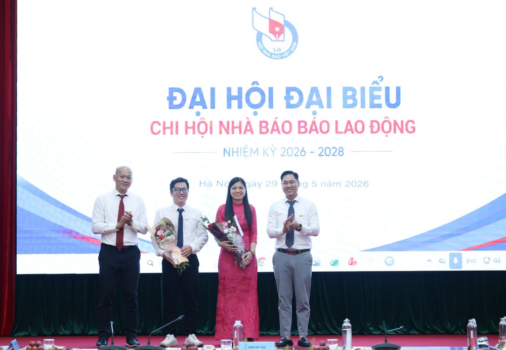 Phó Bí thư Đảng ủy, Phó Tổng Biên tập Thường trực Báo Lao Động Nguyễn Đức Thành và Trưởng Ban Thời sự, Thư ký Chi hội Nguyễn Cẩm Văn tặng hoa tri ân các thành viên Ban Thư ký nhiệm kỳ cũ không tái cử. Ảnh: Hải Nguyễn