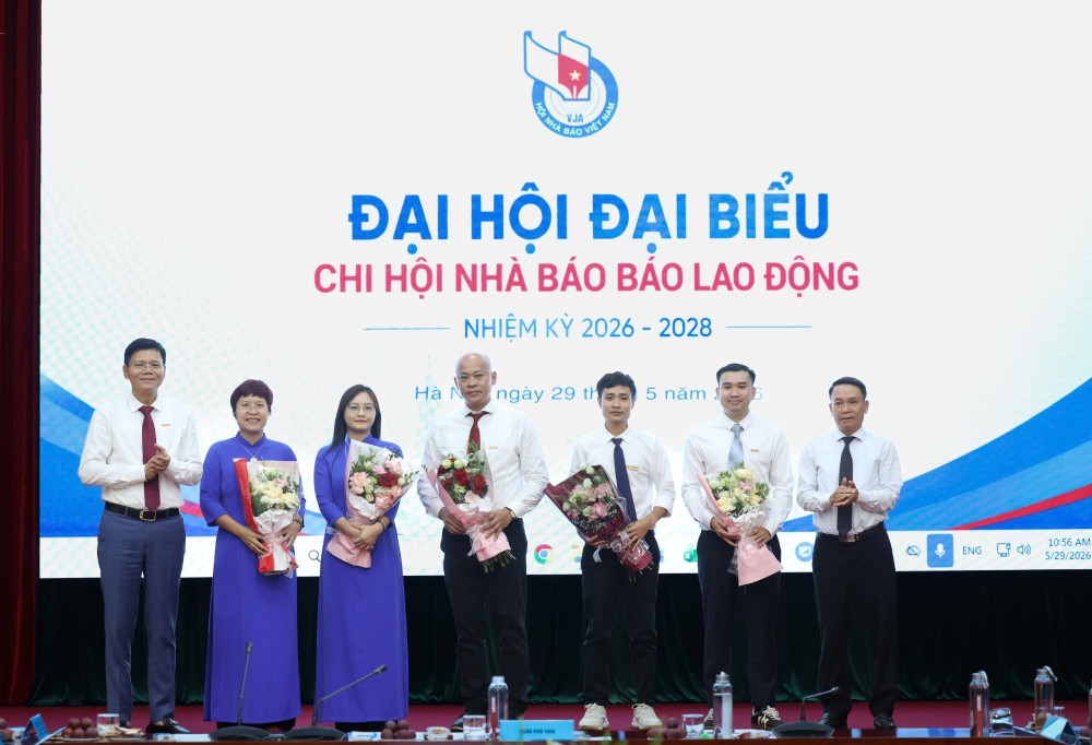 Bí thư Đảng ủy, Tổng Biên tập Báo Lao Động Nguyễn Ngọc Hiển và Phó Chủ tịch Thường trực Hội Nhà báo Việt Nam Nguyễn Đức Lợi tặng hoa Ban Thư ký Chi hội Nhà báo Báo Lao Động nhiệm kỳ 2026-2028. Ảnh: Hải Nguyễn