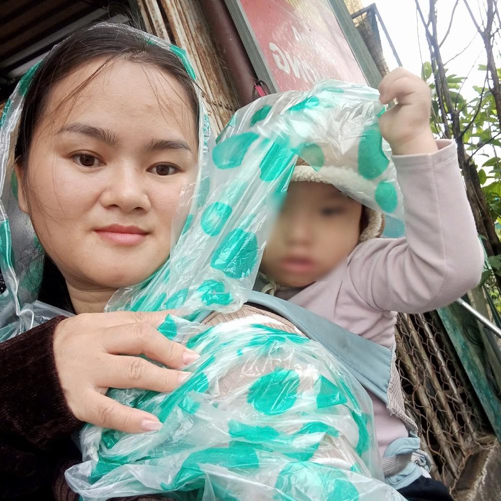 Chị Hùng đau đớn vì con mắc bệnh, chồng bỏ đi, không biết dựa vào ai... Ảnh: Gia đình cung cấp