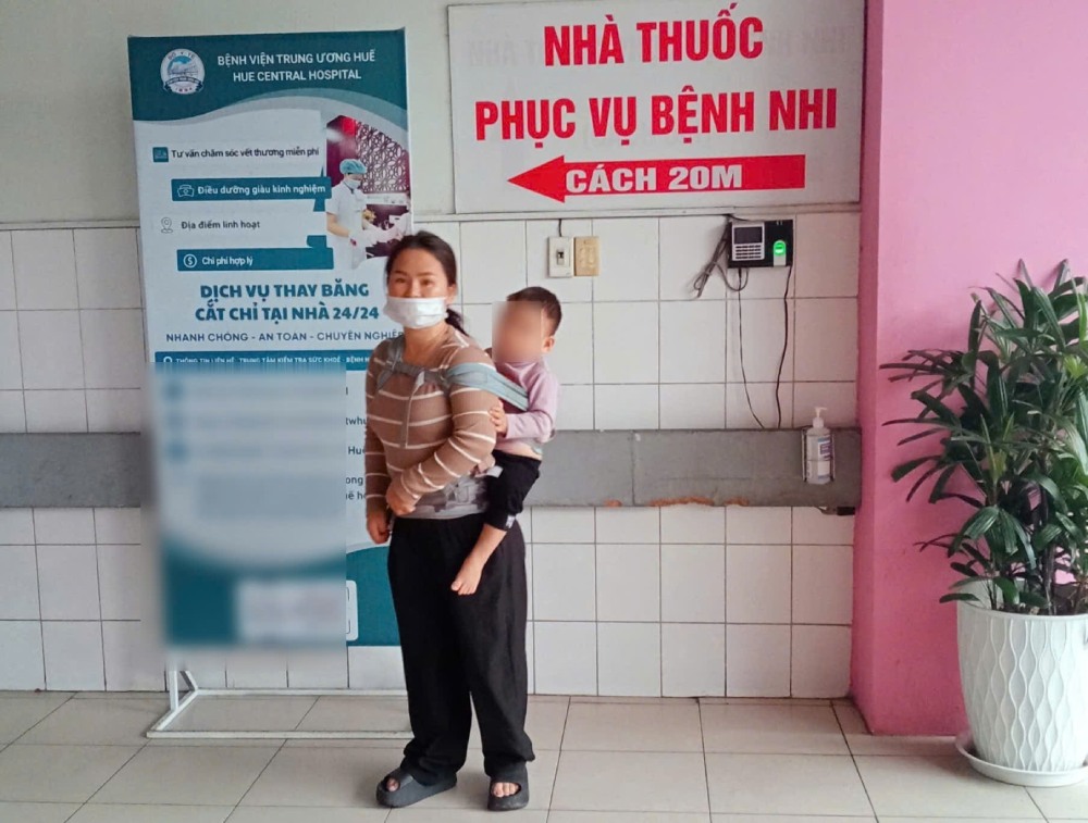 Raising three young children alone, including the youngest one suffering from a serious illness, Ms. Huynh Thi Hung has to struggle to sell goods on the street to earn every penny to raise her children. Photo: Family provided