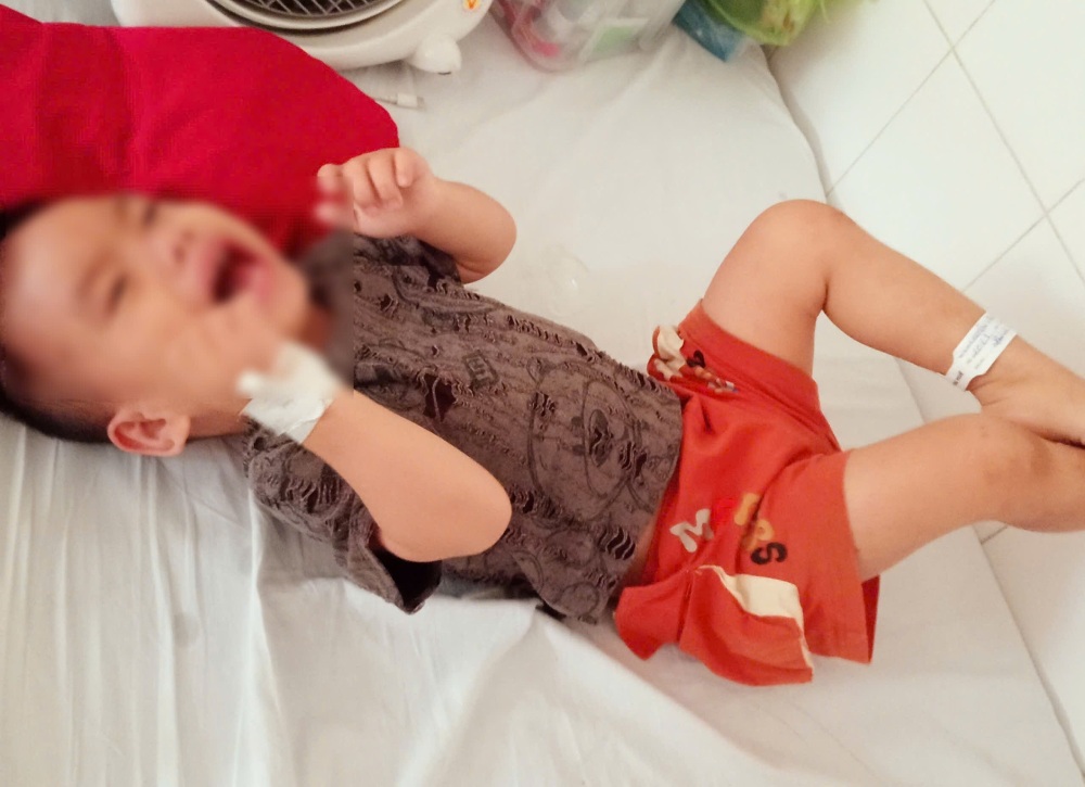 Từ khi sinh ra, bé Lục Thịnh đã phải nằm điều trị tại Bệnh viện Trung ương Huế. Ảnh: Gia đình cung cấp