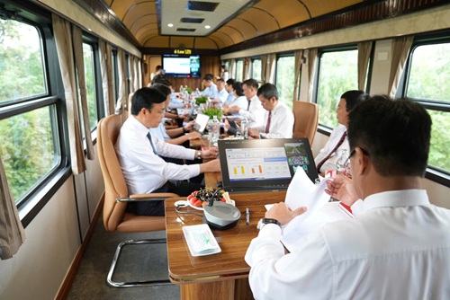 Tổng Công ty Đường sắt họp Ban Thường vụ Đảng ủy, Hội đồng thành viên trên tàu. Ảnh: Minh Hạnh 