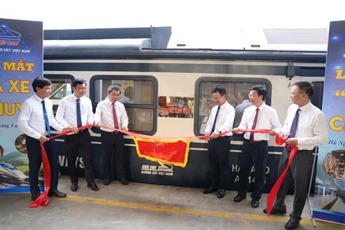 Launch of modern command carriage on the Hanoi - Thai Nguyen route. Photo: Minh Hanh