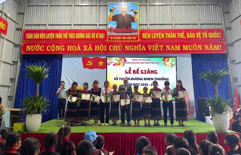 Món quà đặc biệt trong lễ bế giảng ở vùng cao Đà Nẵng. Ảnh: Đăng Chín