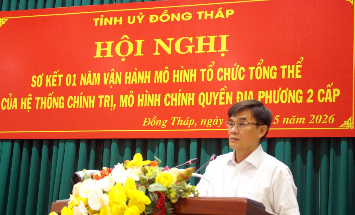 Ông Nguyễn Văn Mười – Phó Bí thư Tỉnh ủy Đồng Tháp - báo cáo tóm tắt 1 năm vận hành mô hình tổ chức tổng thể của hệ thống chính trị, mô hình chính quyền địa phương 2 cấp. Ảnh: Thanh Mai