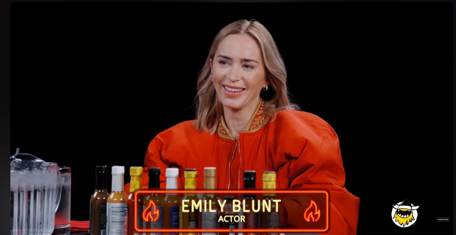 Emily Blunt trong chương trình “Hot Ones“. Ảnh cắt từ video