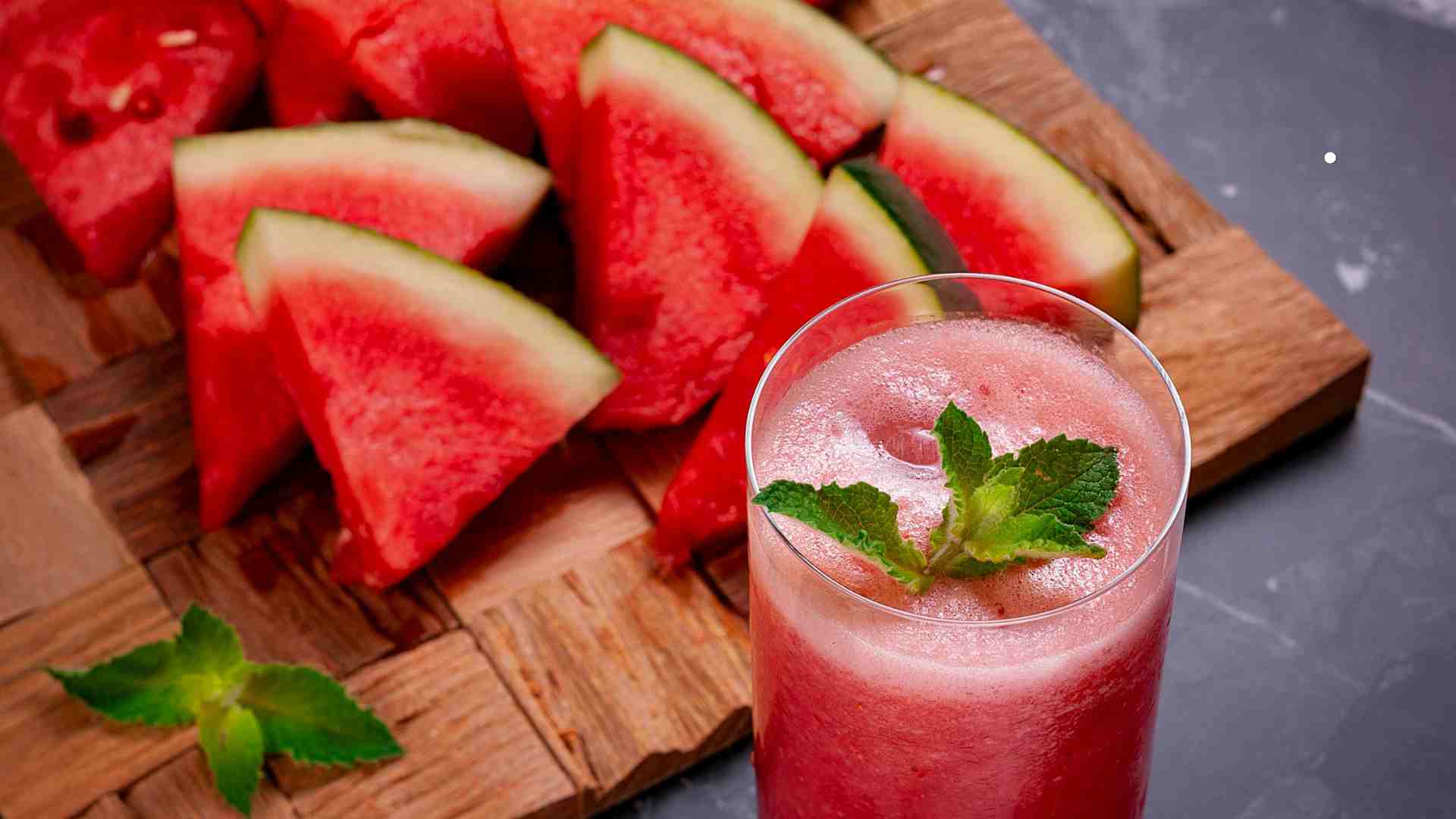 Watermelon juice is rich in vitamin A, vitamin C and essential minerals to help cool down on hot sunny days. Graphic photo: Huong Son