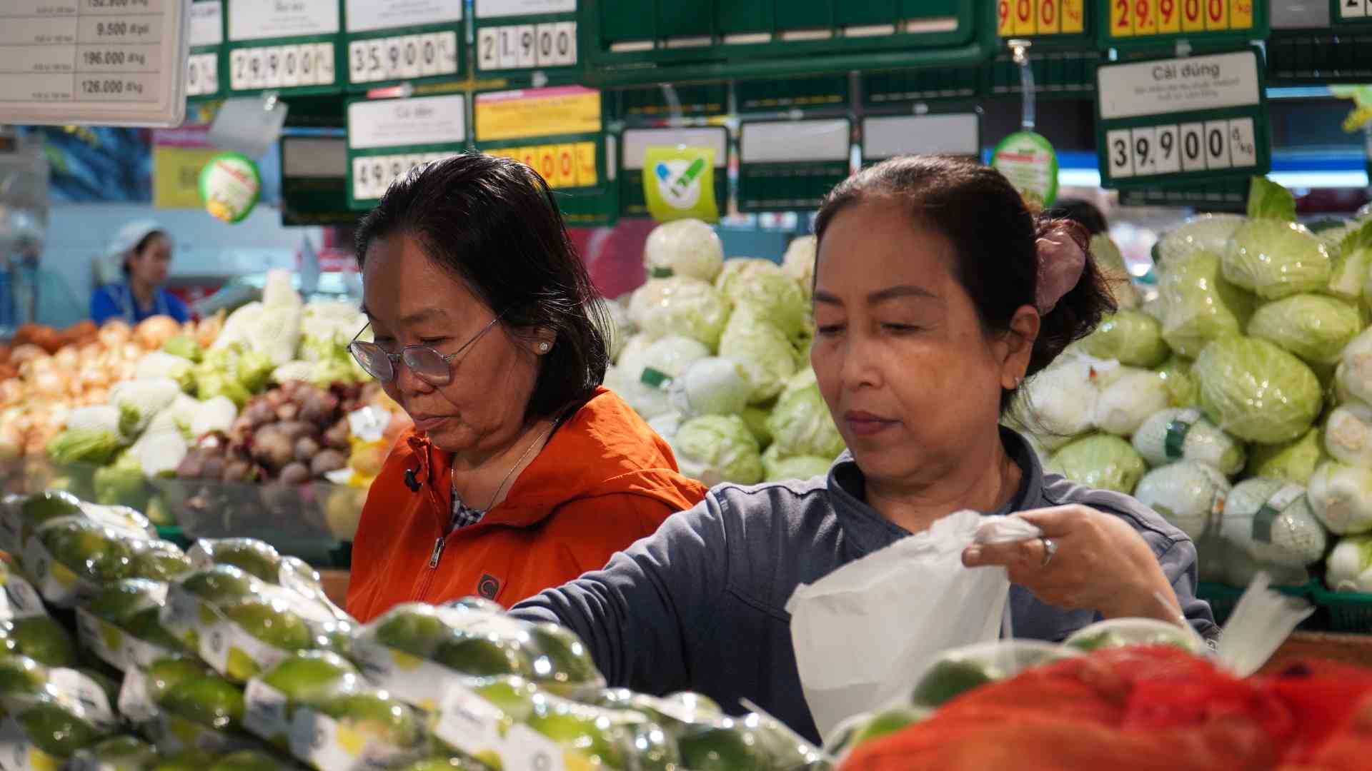 Ho Chi Minh City businesses reduce profits to maintain clean food prices. Photo: Ha May