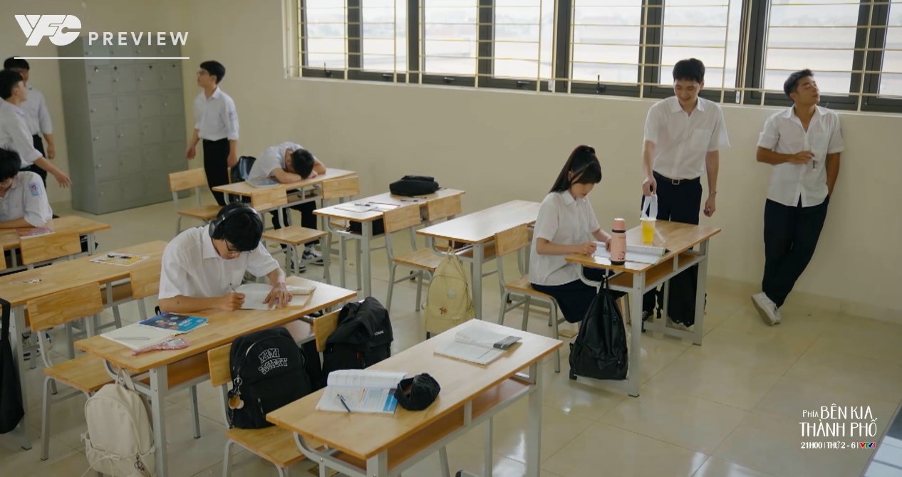 Tuyết Lan gây ấn tượng dù là học sinh mới trong tập 3 phim “Phía bên kia thành phố“. Ảnh: VFC.