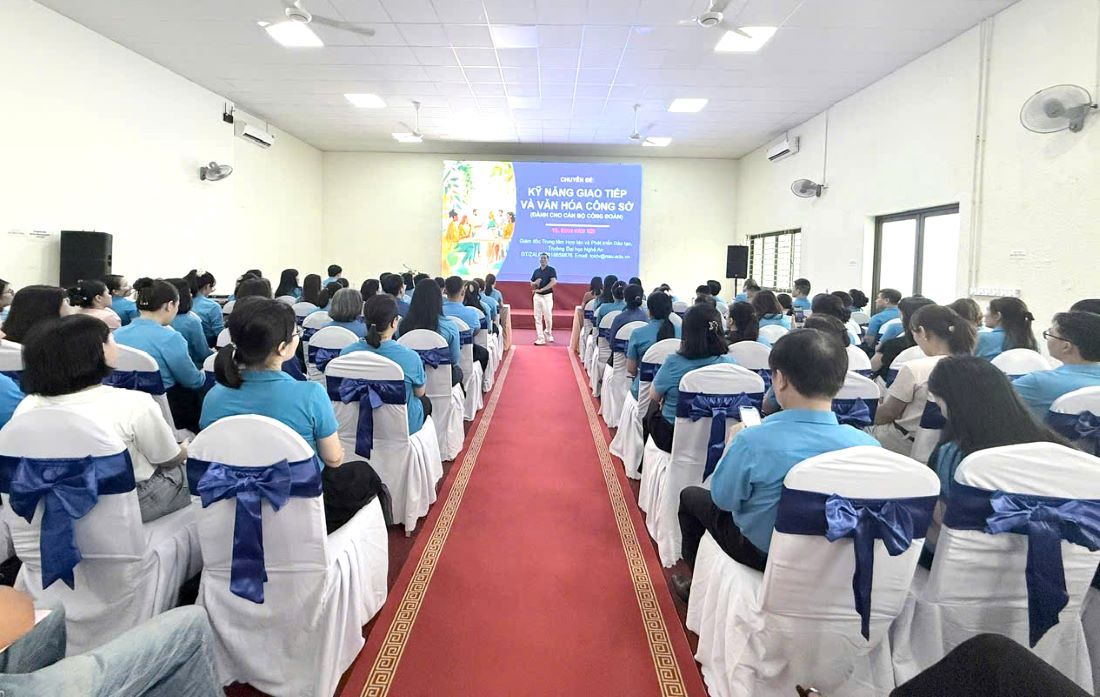 Nghe An grassroots trade union coordinates to organize training on communication skills and office culture for officials and trade union members. Photo: Nghe An Trade Union
