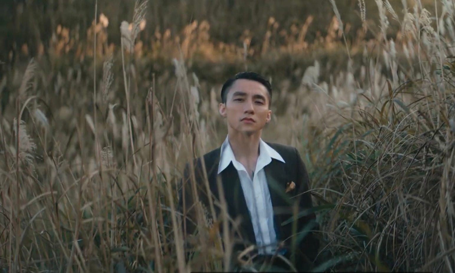Cung đường tuần tra biên giới và đồi cỏ lau xuất hiện trong MV “Chúng ta của hiện tại” của Sơn Tùng M-TP. Ảnh chụp từ MV