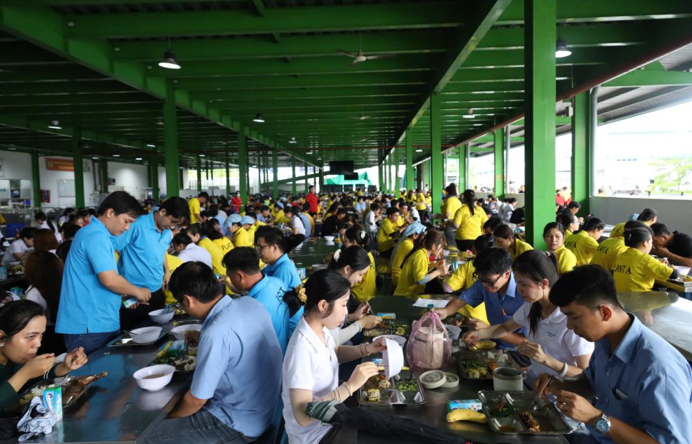 Workers of Hwaseung Rach Gia Co., Ltd. eat a Trade Union meal together. Photo: Minh Man