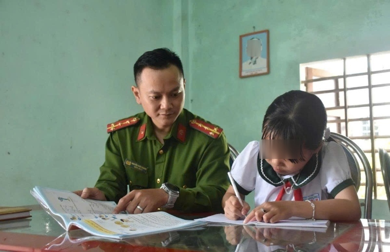 Cán bộ công an xã ở Đà Nẵng kèm cặp, thông qua mô hình “Con nuôi Công an xã”. Ảnh: CACC