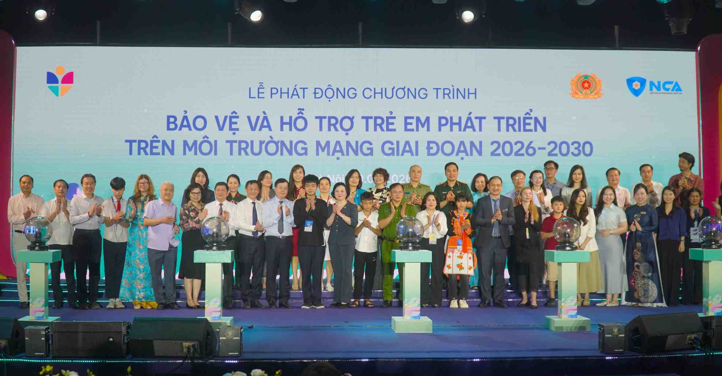 Các vị đại biểu cùng chụp ảnh lưu niệm, thể hiện sự đồng lòng và quyết tâm chung tay xây dựng môi trường mạng an toàn, lành mạnh cho trẻ em Việt Nam trong kỷ nguyên số. Ảnh: Minh Vũ 