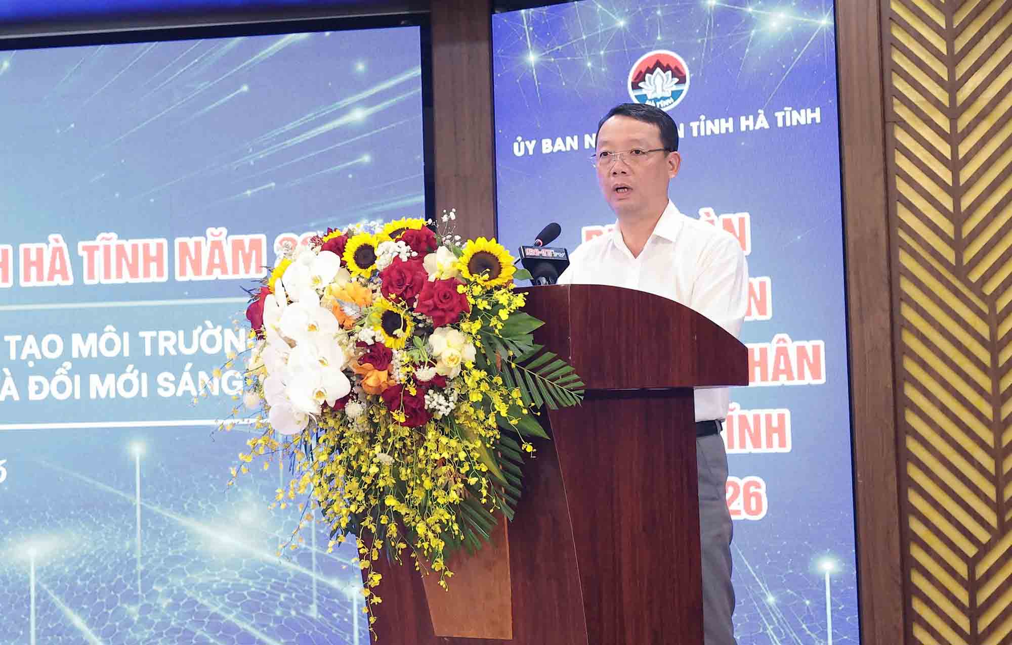 Mr. Phan Thien Dinh - Chairman of Ha Tinh Provincial People's Committee spoke at the forum with the desire to remove bottlenecks to promote private economic development. Photo: Tran Tuan