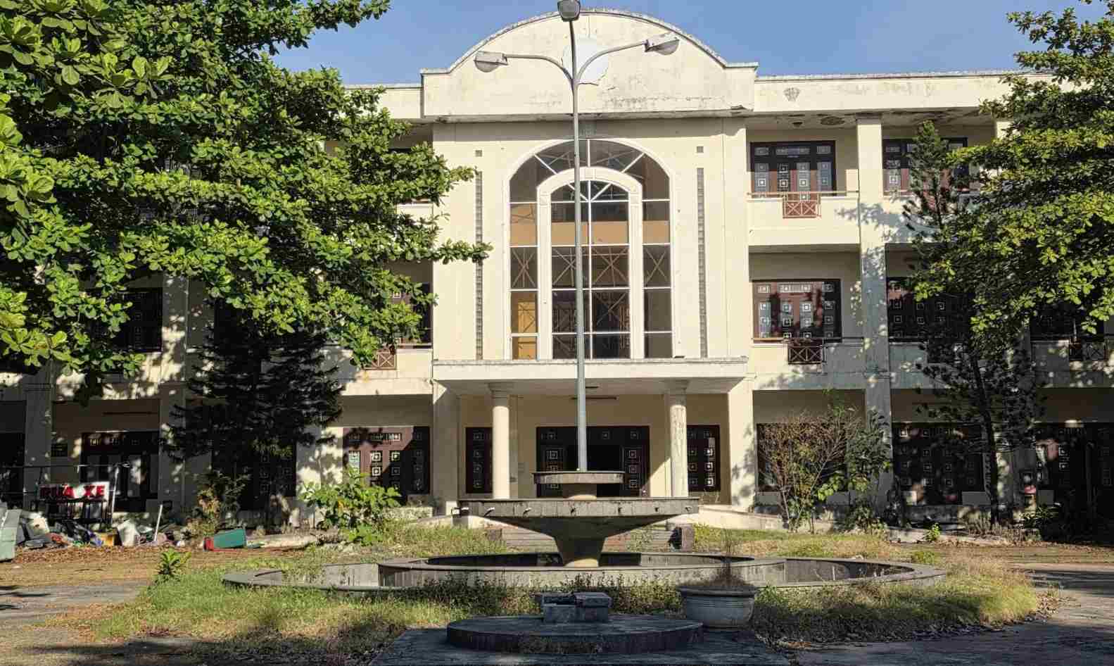 Many public land and housing facilities in Da Nang are still abandoned. Photo: An Thuong