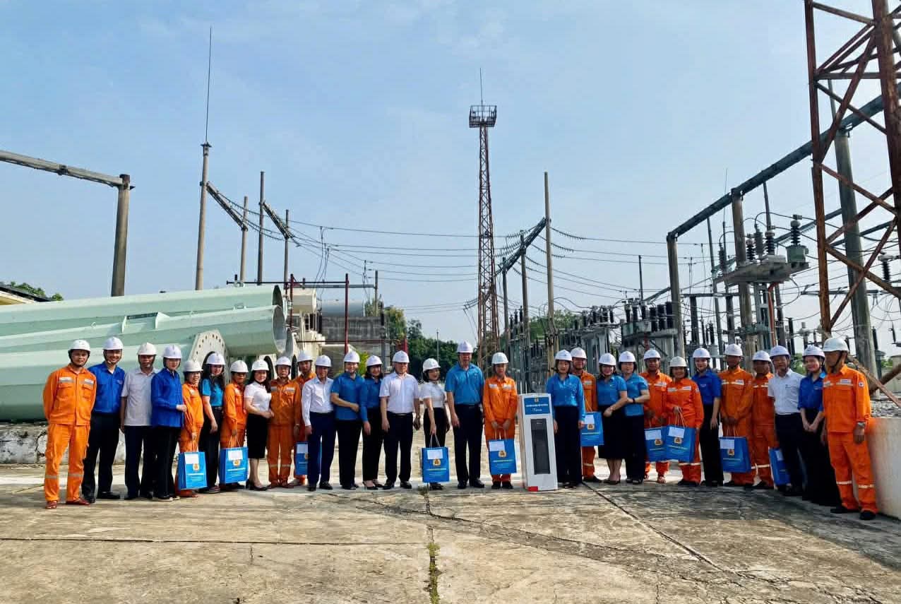 Giving gifts to workers and laborers in difficult circumstances. Photo: Thai Nguyen Trade Union