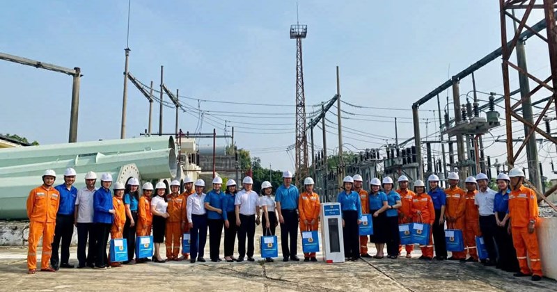 Thái Nguyên: Tặng quà công nhân trong hoàn cảnh khó khăn