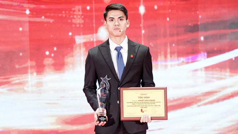 Midfielder Khuat Van Khang was honored. Photo: TCVT
