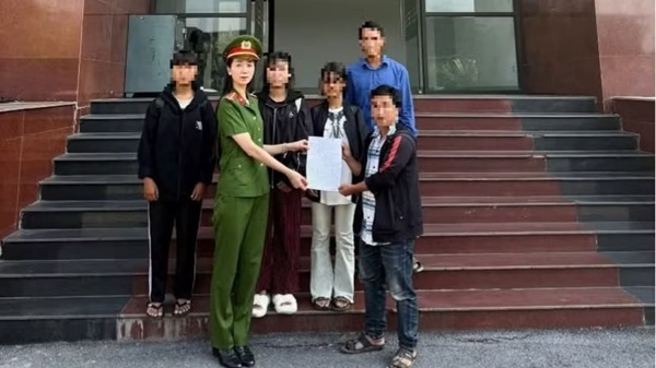 Công an Hà Nội giải cứu 3 thiếu nữ khỏi bẫy “việc nhẹ, lương cao”. Ảnh CAHN