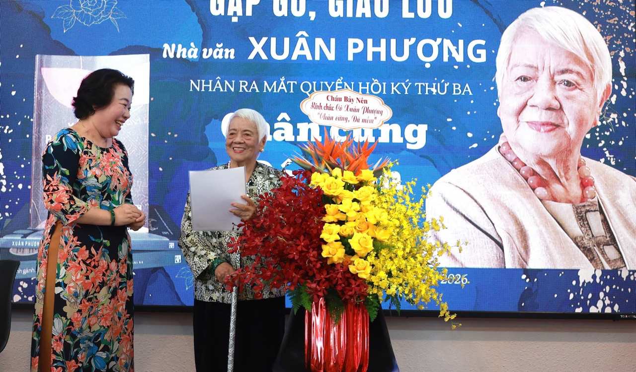 Writer and director Xuan Phuong speaks. Photo: Mai Anh.