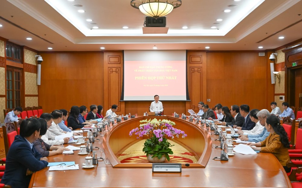 Politburo Member, Standing Secretary of the Secretariat Tran Cam Tu chairs the first meeting of the Central Steering Committee for Vietnamese Cultural Development. Photo: E-Portal of the Communist Party of Vietnam