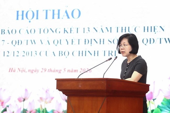Bà Đàm Thị Vân Thoa, Phó Trưởng ban Dân chủ, Giám sát và Phản biện xã hội Ủy ban Trung ương MTTQ Việt Nam trình bày đề dẫn tại Hội thảo. Ảnh: Thu Hà
