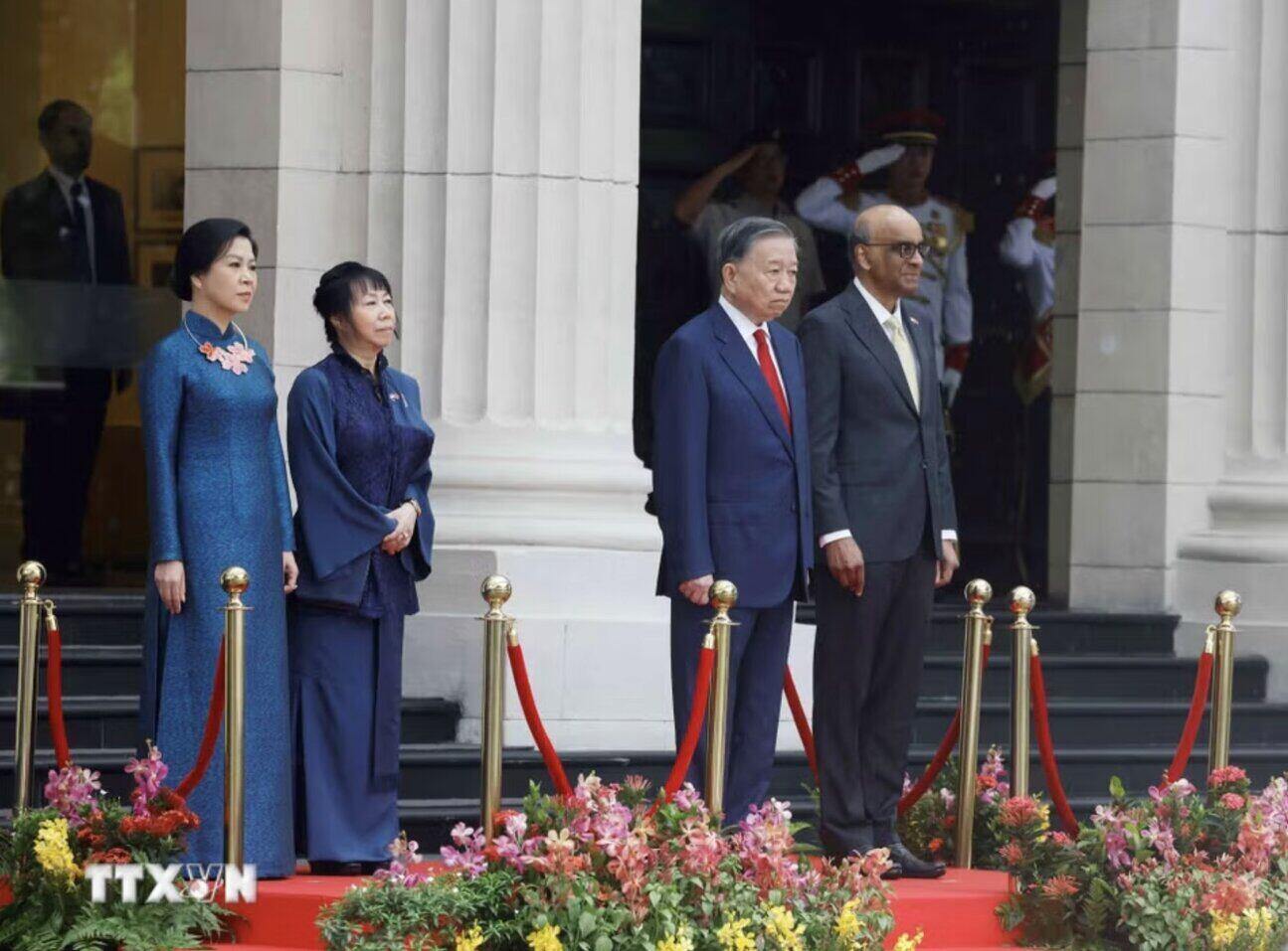 Tổng thống Cộng hòa Singapore Tharman Shanmugaratnam và Phu nhân chủ trì lễ đón Tổng Bí thư, Chủ tịch nước Tô Lâm và Phu nhân. Ảnh: TTXVN 