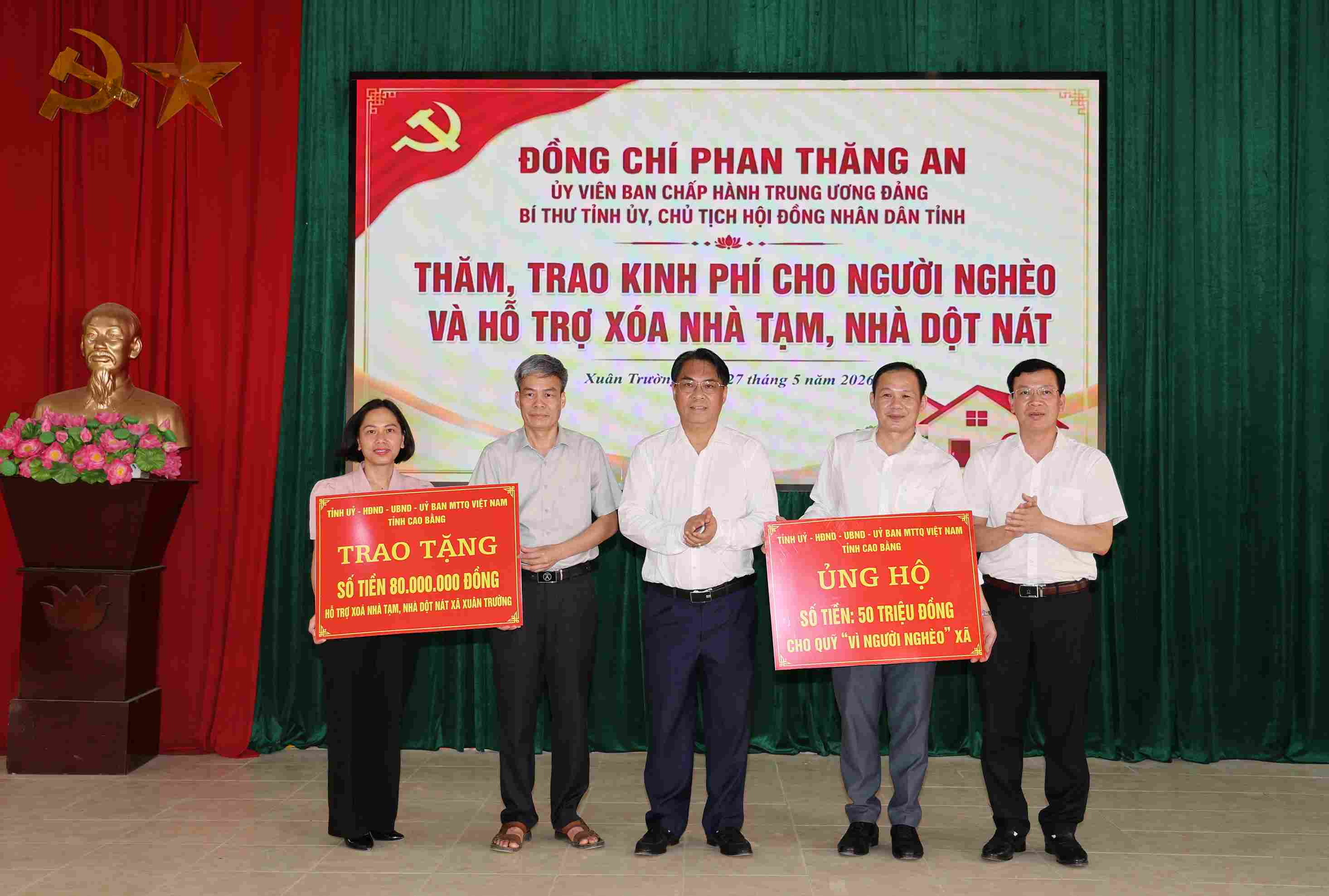 Provincial Party Secretary Phan Thang An presents funds to the poor and supports the removal of temporary and dilapidated houses in Xuan Truong commune. Photo: Vu Tiep