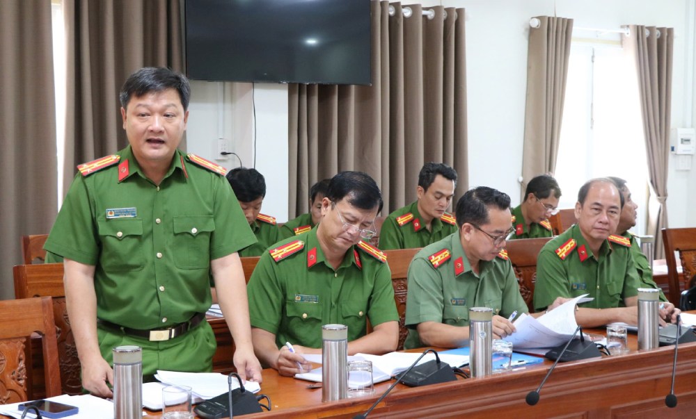 Các đại biểu tham dự cuộc họp đóng góp ý kiến. Ảnh: Tiến Dũng