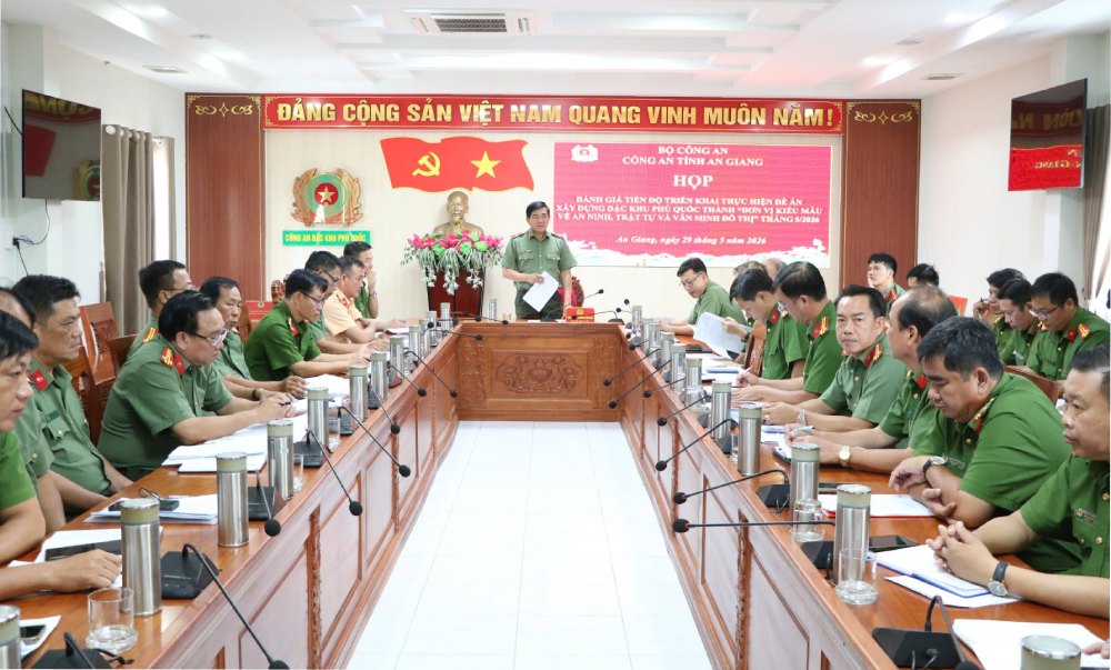 Preliminary meeting to evaluate the results of implementing the Project to build Phu Quoc special zone into a "Model unit for security and urban civilization" in May 2026. Photo: Tien Dung
