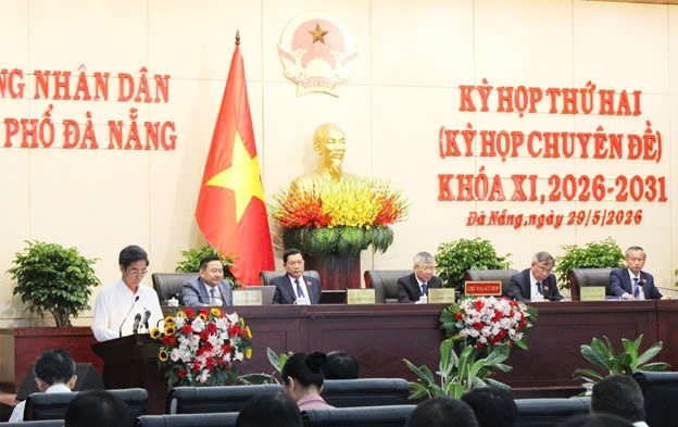 Vice Chairman of Da Nang City People's Committee Tran Chi Cuong presents the Submission at the session. Photo: Tan Quang