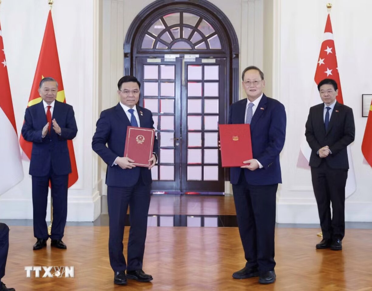 Le secrétaire général et président de la République Tô Lâm et le Premier ministre singapourien Lawrence Wong assistent à la cérémonie de remise des documents de coopération entre les deux pays. Photo: TTXVN