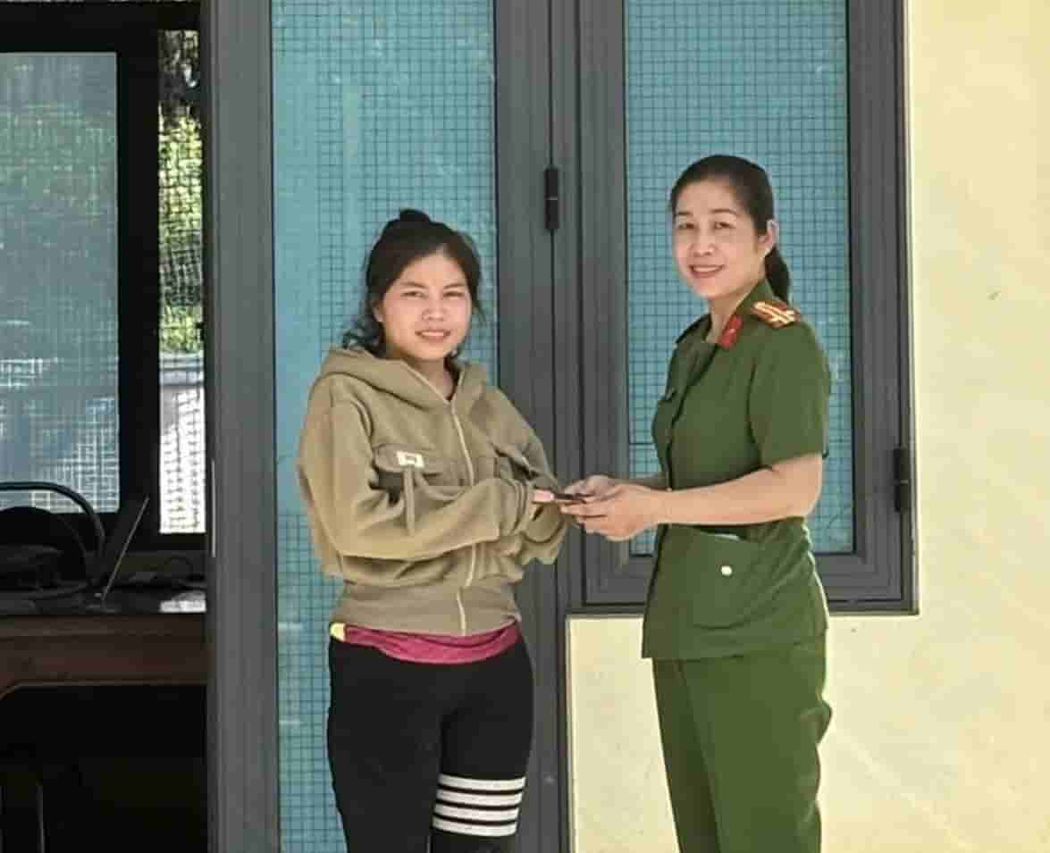 Người dân vui mừng nhận lại tài sản đánh rơi. Ảnh: ĐVCC