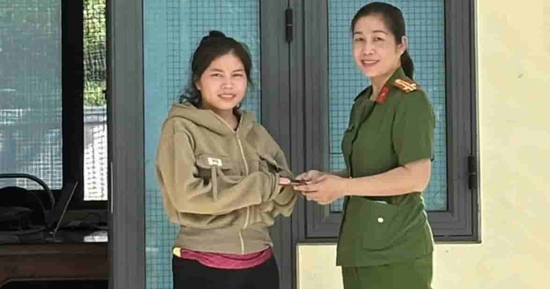 Bé gái nhặt iPhone trả lại, nhận "cơn mưa" lời khen