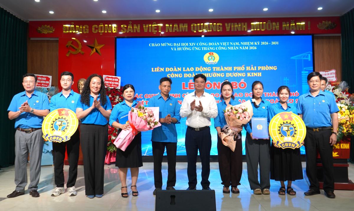 Duong Kinh Ward Trade Union organizes a ceremony to announce the decision to establish 2 grassroots trade unions. Photo: Mai Dung