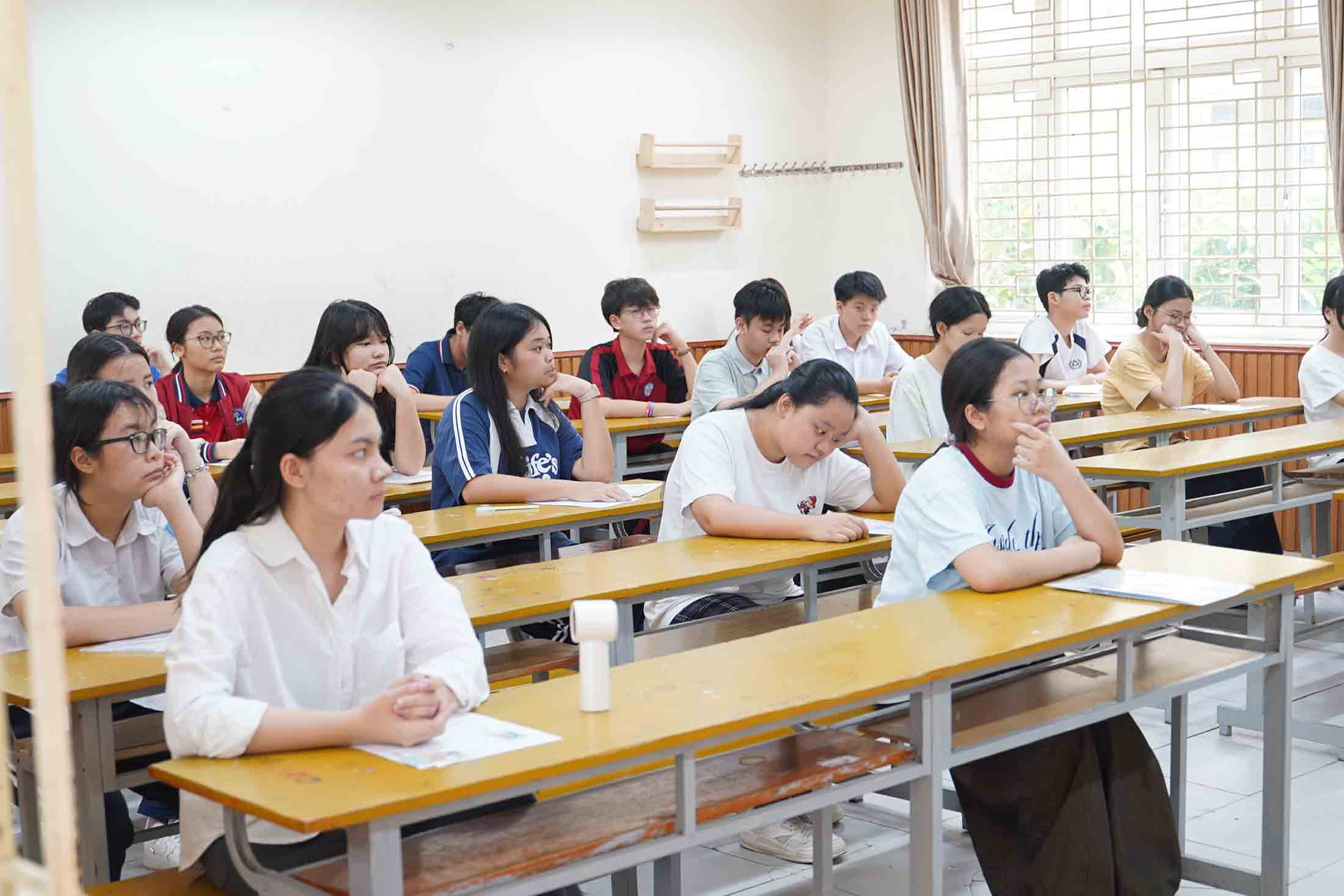 Students doing procedures for the 10th grade entrance exam in Hanoi, morning of May 29. Photo: Dong Lien