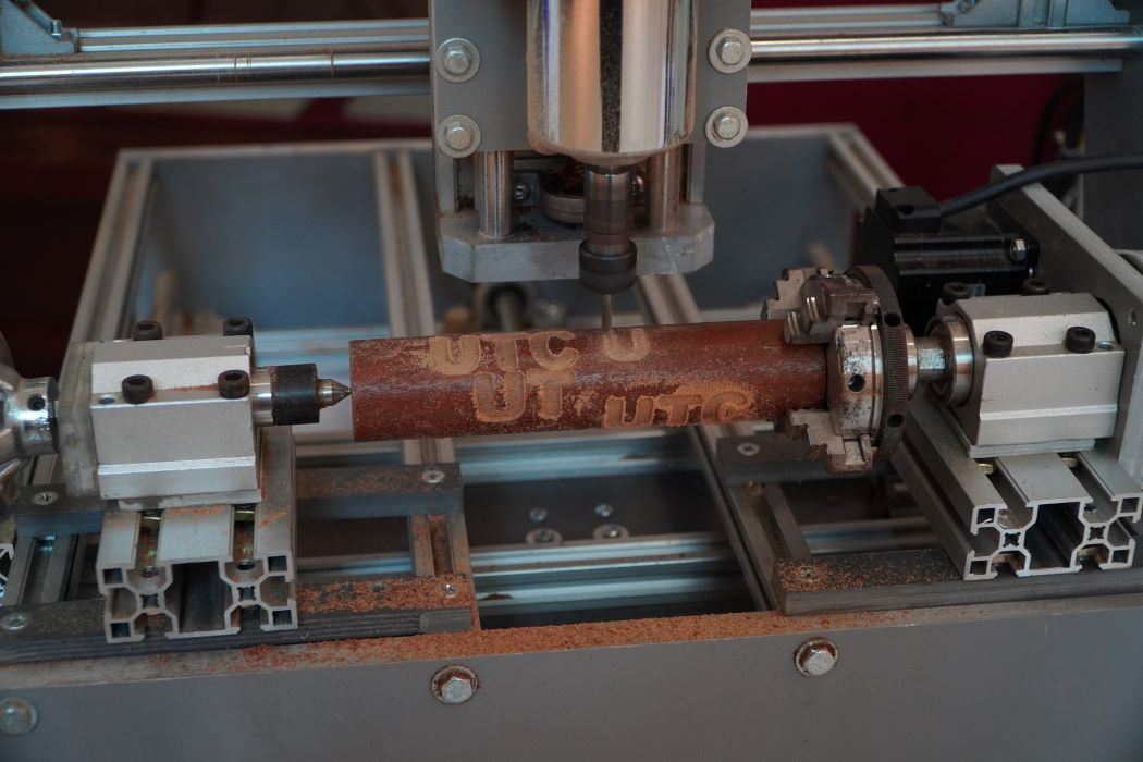 Nhóm của Nguyễn Tiến Đạt với sản phẩm đạt giải Nhì được trưng bày tại Hội nghị. Ảnh: Anh Đức